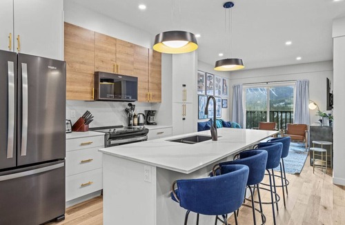 Canmore Villa | Stylish 4BR Near DT with Balcony, Mtn View, Sleeps 14