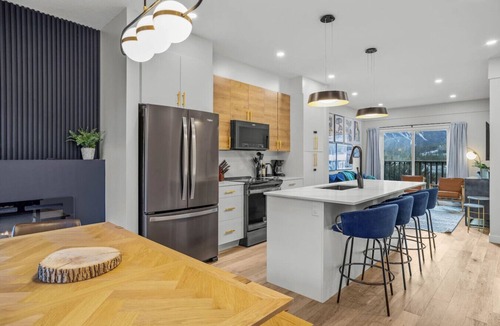 Canmore Villa | Stylish 4BR Near DT with Balcony, Mtn View, Sleeps 14