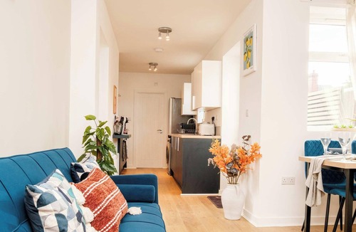 Cradley Heath House | Stylish 5Bed Birmingham Home - Sleeps 9 - Parking