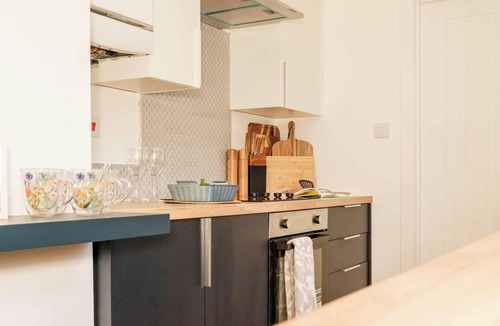Cradley Heath House | Stylish 5Bed Birmingham Home - Sleeps 9 - Parking