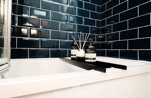 Cradley Heath House | Stylish 5Bed Birmingham Home - Sleeps 9 - Parking