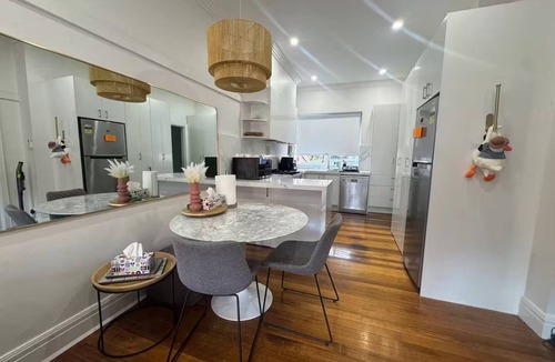 Surrey Hills House | Stylish and Conveniently Located-close to shops, restaurants, parks and more