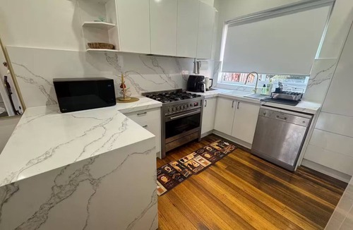 Surrey Hills House | Stylish and Conveniently Located-close to shops, restaurants, parks and more