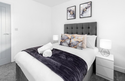 Smethwick Apartment | Stylish Apartment - 2 Bedrooms - Balcony - Parking - Netflix - Wifi - 7MC