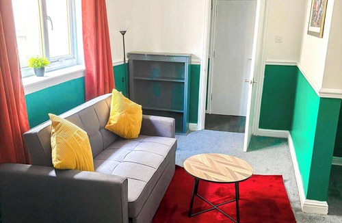 Wolverhampton Apartment | Stylish Apartment Close to ASDA & Molineux + Parking