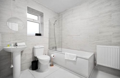 Cradley Heath Apartment | Stylish Apartment - Netflix - Fast WiFi - Parking - Top Rated 4MH