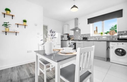 Cradley Heath Apartment | Stylish Apartment - On Street Parking - Netflix 2MH