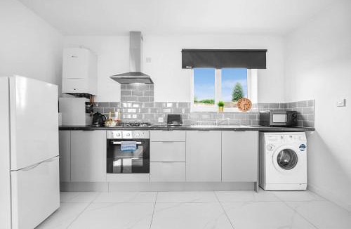 Cradley Heath Apartment | Stylish Apartment - On Street Parking - Netflix 2MH