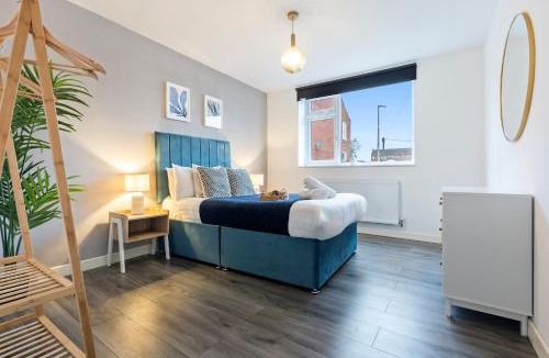 Cradley Heath Apartment | Stylish Apartment - On Street Parking - Smart TV & Netflix 3MH