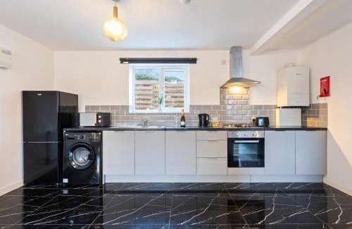 Cradley Heath Apartment | Stylish Apartment - On Street Parking - Smart TV & Netflix 3MH