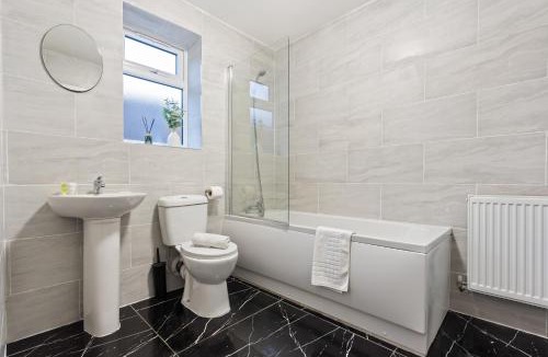 Cradley Heath Apartment | Stylish Apartment - On Street Parking - Smart TV & Netflix 3MH