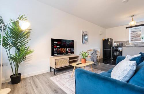 Cradley Heath Apartment | Stylish Apartment - On Street Parking - Smart TV & Netflix 3MH