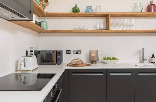 Bath Apartment | Stylish Apartment with City Views & Free Parking