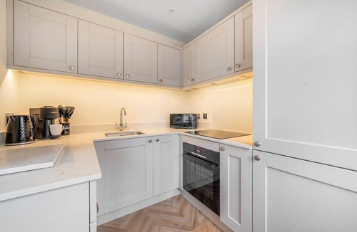 Bath Apartment | Stylish City-Centre Flat with Double Bed - VAT Q