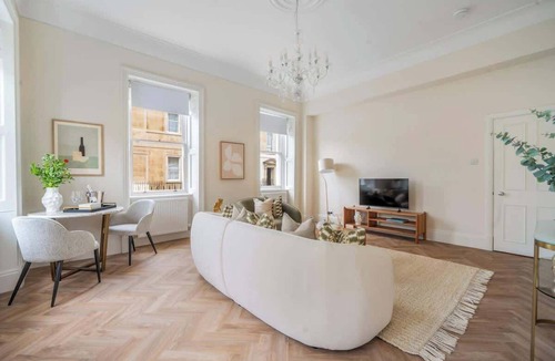 Bath Apartment | Stylish City-Centre Flat with Double Bed - VAT Q