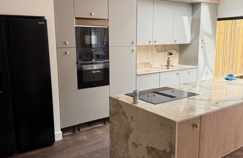 Cradley House | Stylish Four Bedroom House - Garden- High Speed Internet - Parking