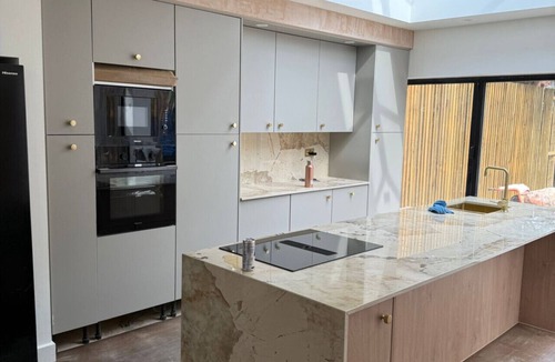 Cradley House | Stylish Four Bedroom House - Garden- High Speed Internet - Parking