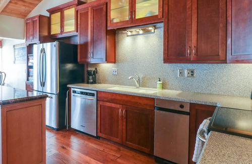 Mammoth Lakes Condo | Stylish mountain condo with WiFi, hot tub, & seasonal pool