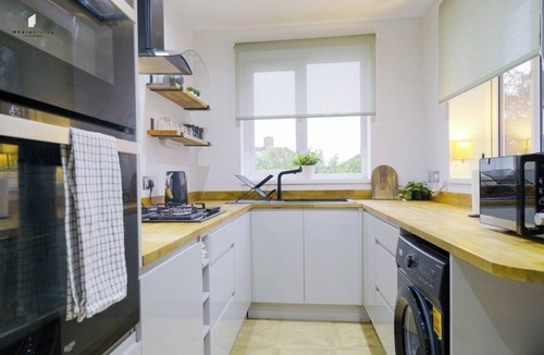 Oldbury House | Stylish & Spacious Home in Oldbury | Free Parking