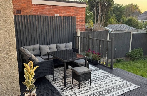 Oldbury House | Stylish & Spacious Home in Oldbury | Free Parking