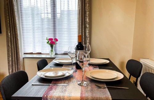 Saintbury House | Stylish Stratford upon Avon Stay - Gated Parking - Sleeps 6