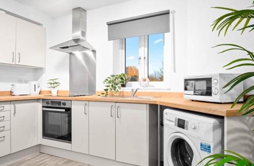 Cradley Heath Apartment | Stylish Two Bedroom Apartment - Sleeps Three - Secure Parking - Fast WiFi 53C