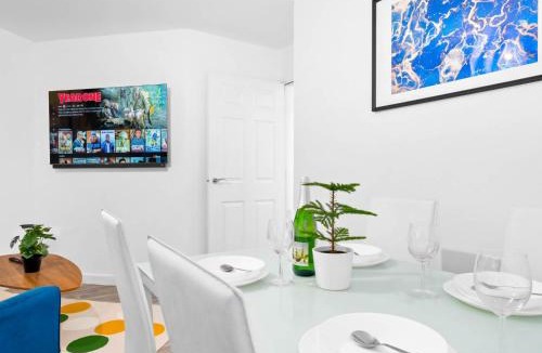 Cradley Heath Apartment | Stylish Two Bedroom Apartment - Sleeps Three - Secure Parking - Fast WiFi 53C