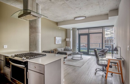 Lake View East Apartment | Sunny Lakeview 1BR w/Rooftop & Gym, nr Lincoln Park, by Blueground