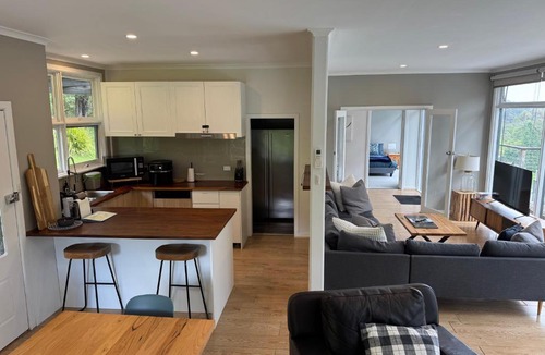 Warburton House | Sunset View House - Rustic Outdoor Bathhouse, Walk to Town