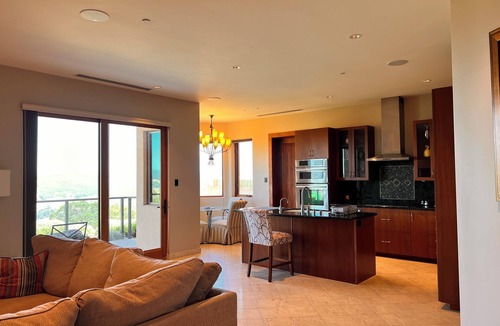 Pilot Hill House | Take it easy at this unique and tranquil luxury getaway nested in foothills!
