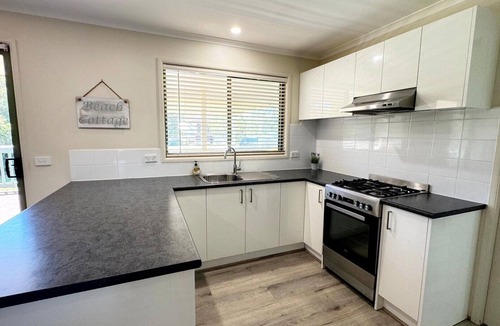 Lakes Entrance Hotel | Tanjil Cottage | Relaxing Coastal Stay