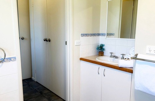 Lakes Entrance Hotel | Tanjil Cottage | Relaxing Coastal Stay