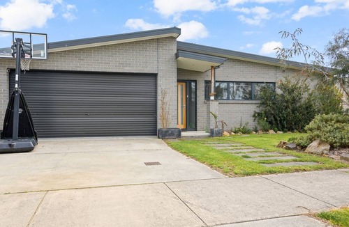 Inverloch House | Tea Tree Poolside Escape