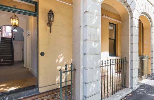 East Melbourne House | Terrace on Victoria | East Melb | 2 Free Parking