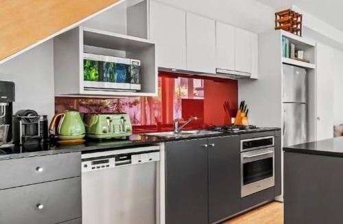 Balaclava Apartment | The Avenue. The Place. Terrific 4BR 2BTH Townhouse