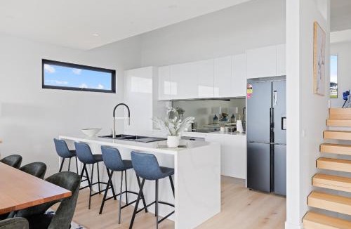 San Remo House | The Bay View San Remo by Ready Set Stay- BYO LINEN & TOWELS