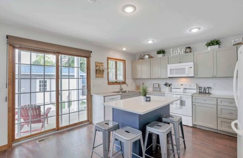Buckeye Lake House | The Beacon|Water Views|Hot Tub|Free Bikes