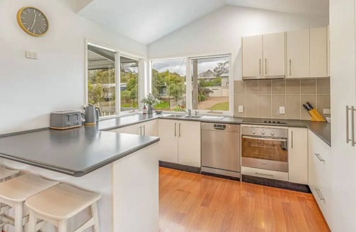 Cowes House | The Birkdale by Ready Set Stay- heated pool, WIFI, amazing and modern