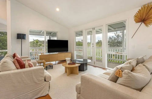 Cowes House | The Birkdale by Ready Set Stay- heated pool, WIFI, amazing and modern