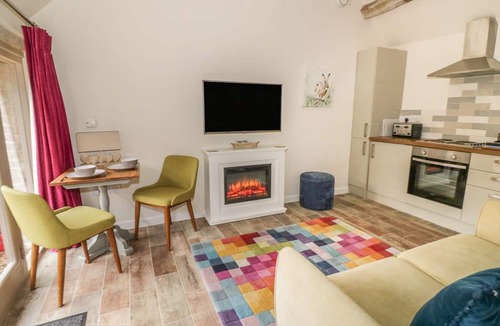 Tiddington Cottage | THE BOLT HOLE, with a garden in Tiddington