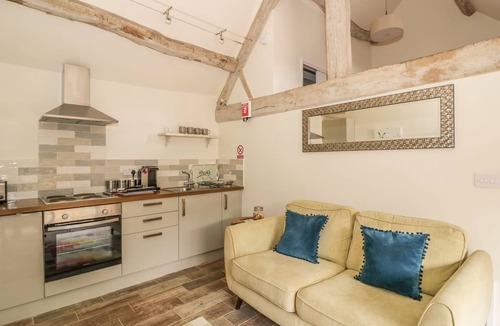 Tiddington Cottage | THE BOLT HOLE, with a garden in Tiddington