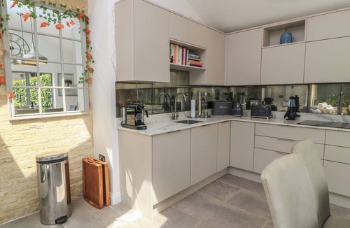 Ampney Crucis Cottage | THE COTTAGE, family friendly, with open fire in Ashton Keynes