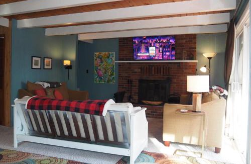 Kalkaska Ski Chalet | The Cub Hill Chalet - Private Lakefront with Spa!