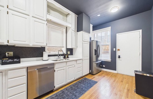 Wrigleyville Apartment | The Dakin Estate: 4BR Art Deco speakeasy duplex in Wrigleyville, 5 min from Wrigley Field. Designed for groups, it blends curated interiors, elevated finishes, and entertainment-focused spaces for Cubs games, concerts, and Chicago nightlife.