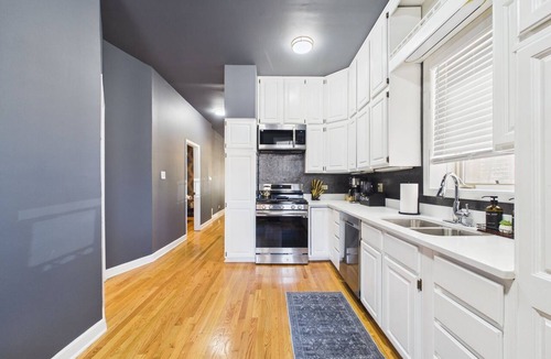 Wrigleyville Apartment | The Dakin Estate: 4BR Art Deco speakeasy duplex in Wrigleyville, 5 min from Wrigley Field. Designed for groups, it blends curated interiors, elevated finishes, and entertainment-focused spaces for Cubs games, concerts, and Chicago nightlife.