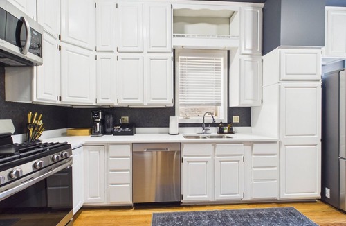 Wrigleyville Apartment | The Dakin Estate: 4BR Art Deco speakeasy duplex in Wrigleyville, 5 min from Wrigley Field. Designed for groups, it blends curated interiors, elevated finishes, and entertainment-focused spaces for Cubs games, concerts, and Chicago nightlife.