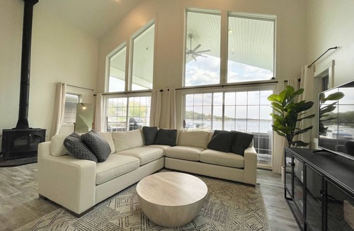 Vandalia House | The Donnell Lake Retreat with Private Dock