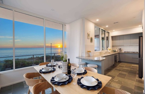 Aspendale House | The Dunes I Step Onto Sand I CBD & Peninsula