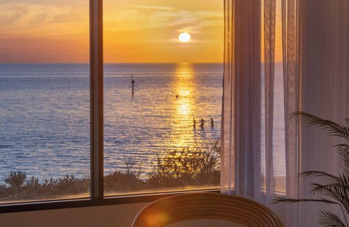 Aspendale House | The Dunes I Step Onto Sand I CBD & Peninsula