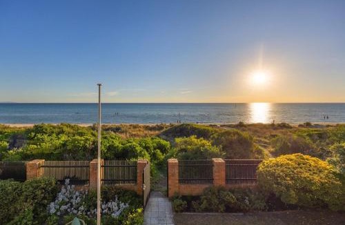 Aspendale House | The Dunes - Step Onto Sand, Proximity to CBD & Peninsula